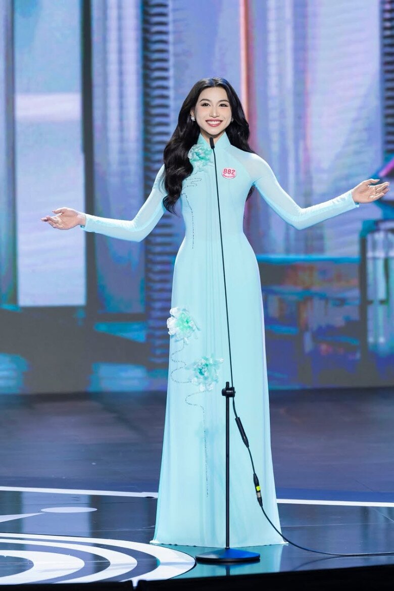 Người con gái Huế diện áo dài mộng mơ làm bao người say đắm.
