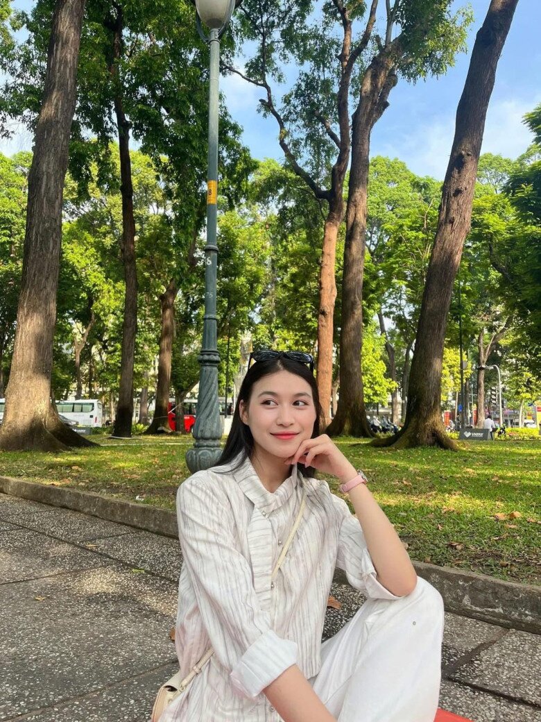 Thanh Xuân đi chơi đi học đều gắn liền với combo sơ mi, quần jeans, giày thể thao...
