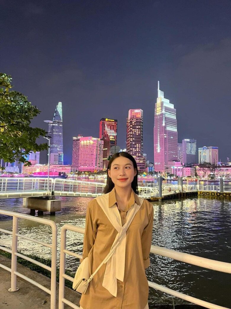 Những chiếc áo sơ mi giá bình dân được cô ứng dụng triệt để.