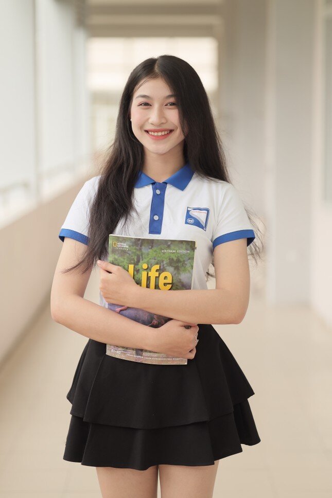 Ngoài đời cô ăn mặc đơn giản và bình dị đúng chuẩn nữ sinh.