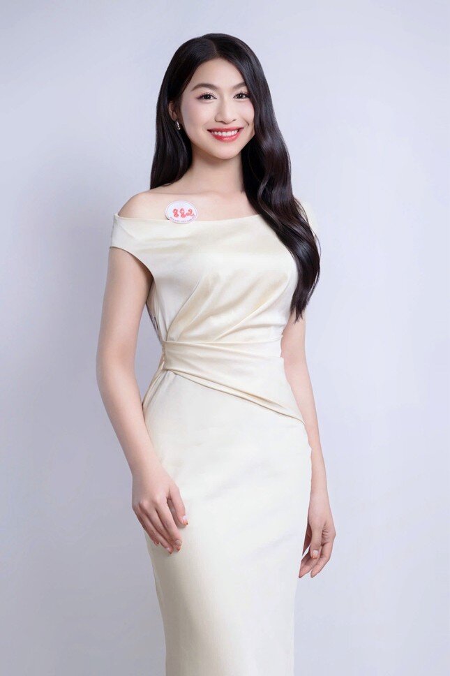 Cô nàng luôn được khen ngợi có phong cách ăn mặc thanh lịch, kín đáo.