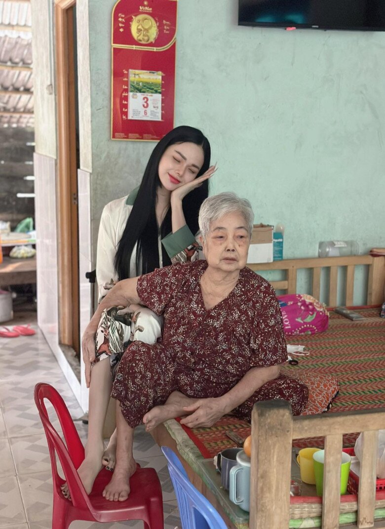 Cô được sinh trưởng trong gia đình ấm êm và hành phúc cùng bà và ba mẹ!