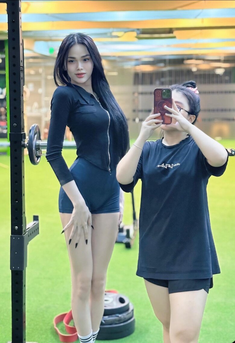 Nhan sắc vẫn toả sáng dù không chút son phấn trong phòng tập khi huấn luyện các học viên.