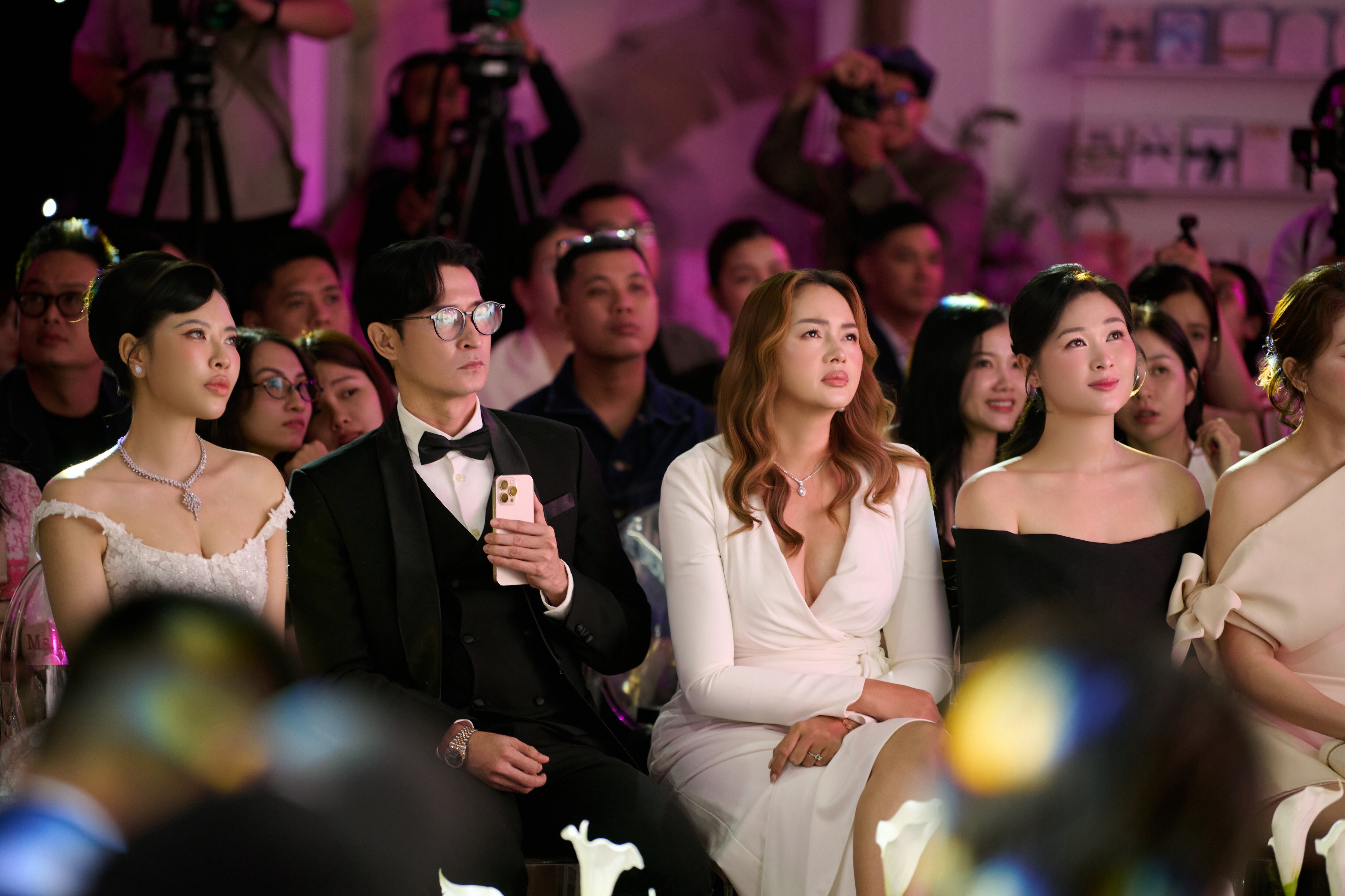 Bố mẹ theo dõi từng bước chân catwalk của Cát Cát trên sàn diễn thời trang.