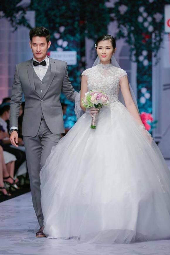 Mạc Anh Thư và Huy Khánh xuất hiện tình tứ trên sàn diễn đình đám.