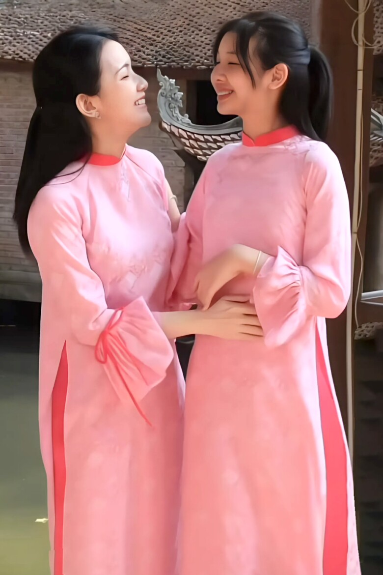 Hai mẹ con khoe nhan sắc ngọt ngào với những chiếc áo dài truyền thống. Nhiều người nhận xét cô trông như chị em với các con nhờ vẻ ngoài trẻ trung, làn da căng bóng và vóc dáng thon gọn