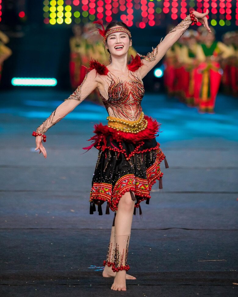 Ý Nhi cũng rất nổi bật trong phần thi Dance of the World vừa qua.