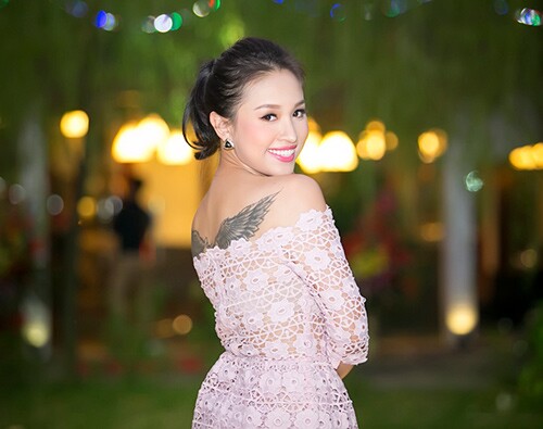 Vân Hugo có những hình xăm lớn rất ấn tượng.
