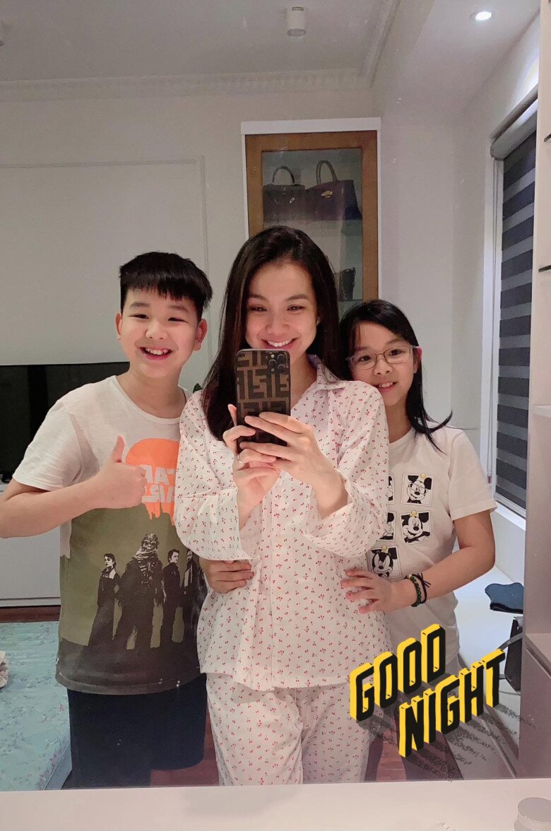 Bà mẹ hai con luôn xinh tươi dù không trang điểm.