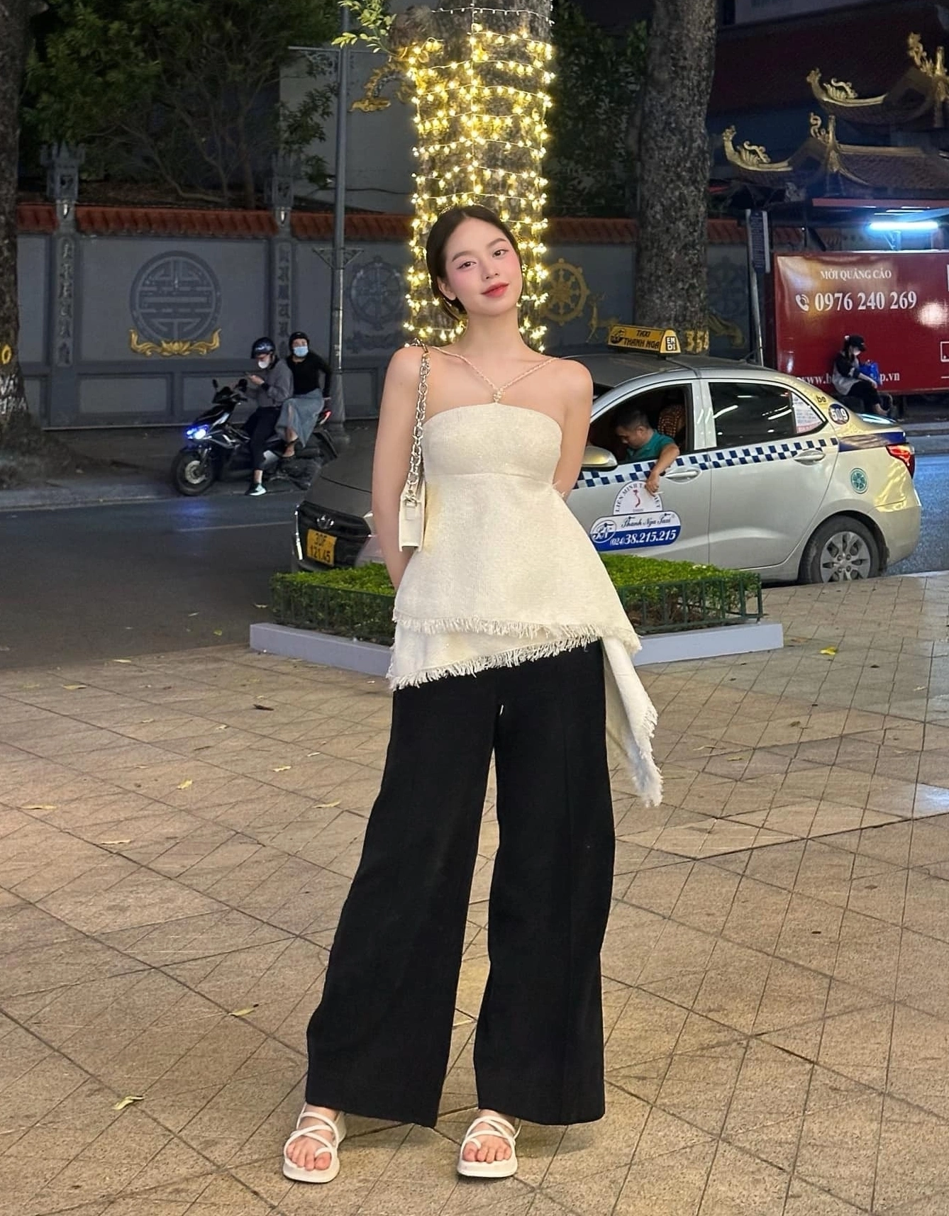 Thanh Thuỷ đi làm với set đồ trắng đen tinh giản nhưng thời thượng và lại tôn được làn da trắng mịn màng không tì vết. Cụ thể nàng hậu đình đám quốc tế diện áo quây ngực dáng chữ A và quần ống suông của một thương hiệu ở TP HCM với giá hơn 600 ngàn đồng.
