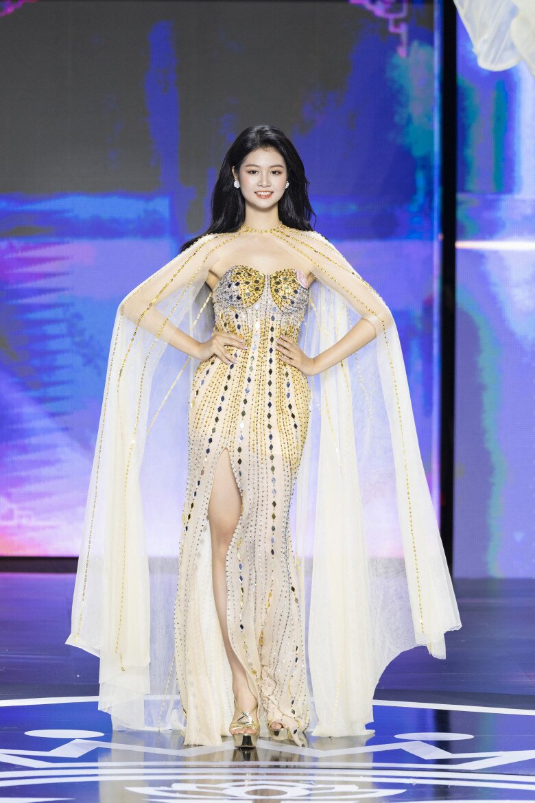 2. Thí sinh Hồ Ngọc Phương Linh, sinh năm 2004, Hà Tĩnh.