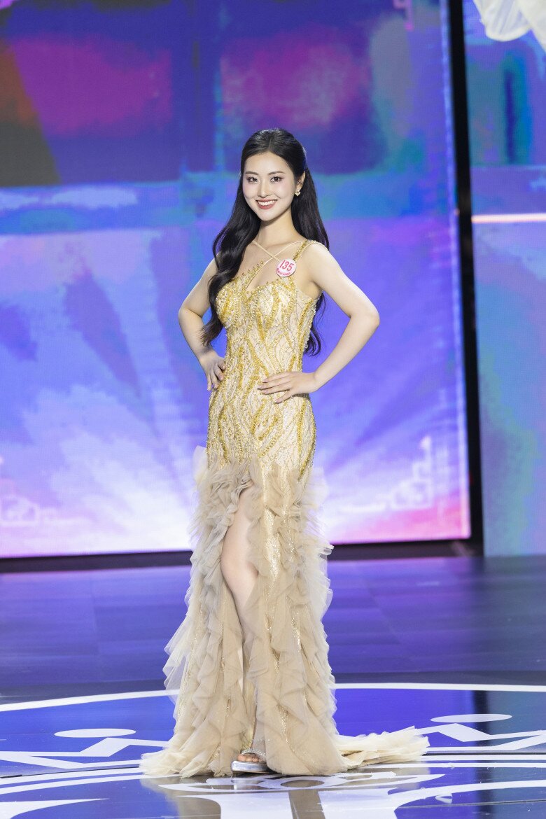 15. Thí sinh Hoàng Thị Tú Anh, sinh năm 2003, Nghệ An.