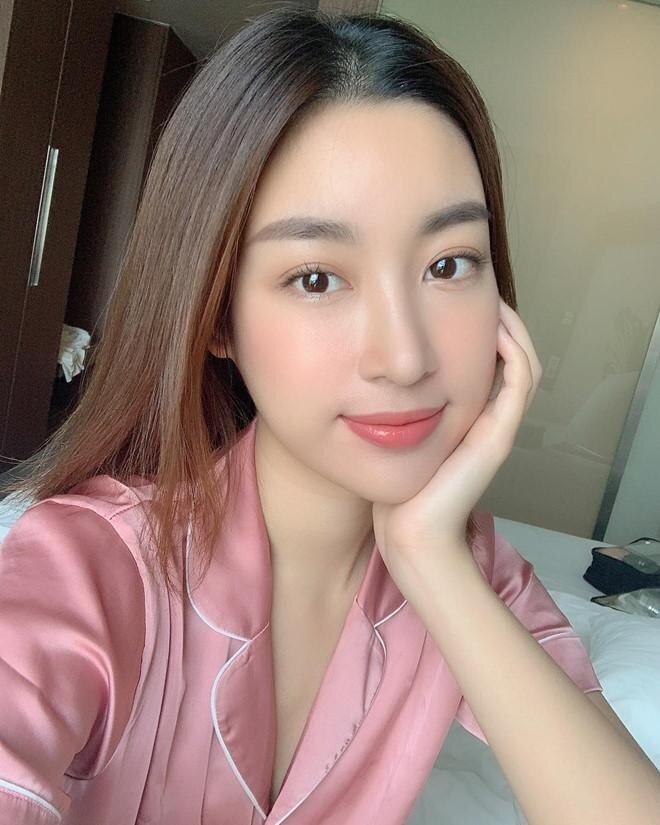 Được mến mộ bởi luôn giữ hình ảnh đơn giản, vẻ đẹp tự nhiên và ngọt ngào, người đẹp sinh năm 1994 luôn xuất hiện thật trong veo, nền nã ở bất cứ sự kiện nào.