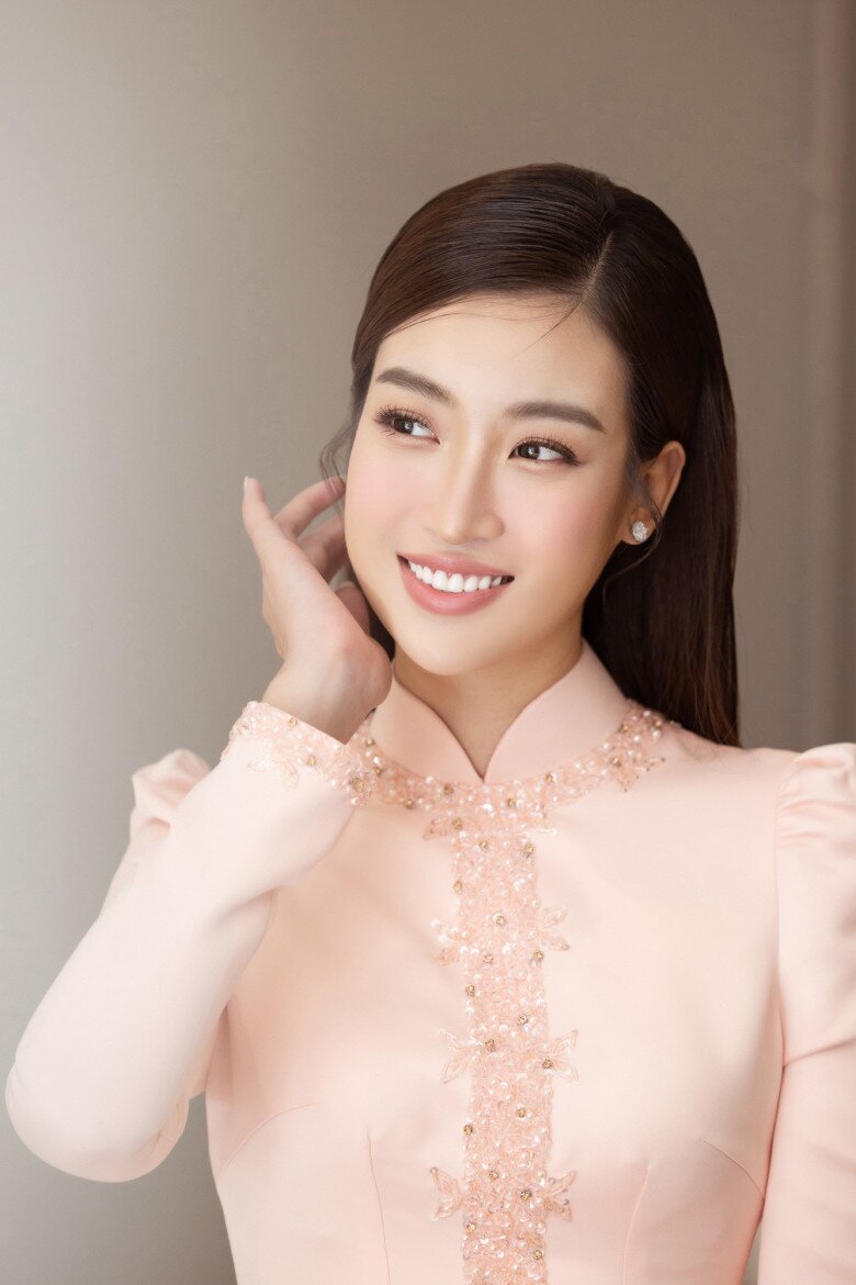 Mỗi lần đi sự kiện phải trang điểm kỹ càng, nàng Hậu làm người hâm mộ không khỏi buồn cười vì bức ảnh khoe gương mặt sắc sảo với lối trang điểm mỏng như sương, mộng mơ như nàng thơ kèm theo dòng trạng thái: Giả gái đi event.