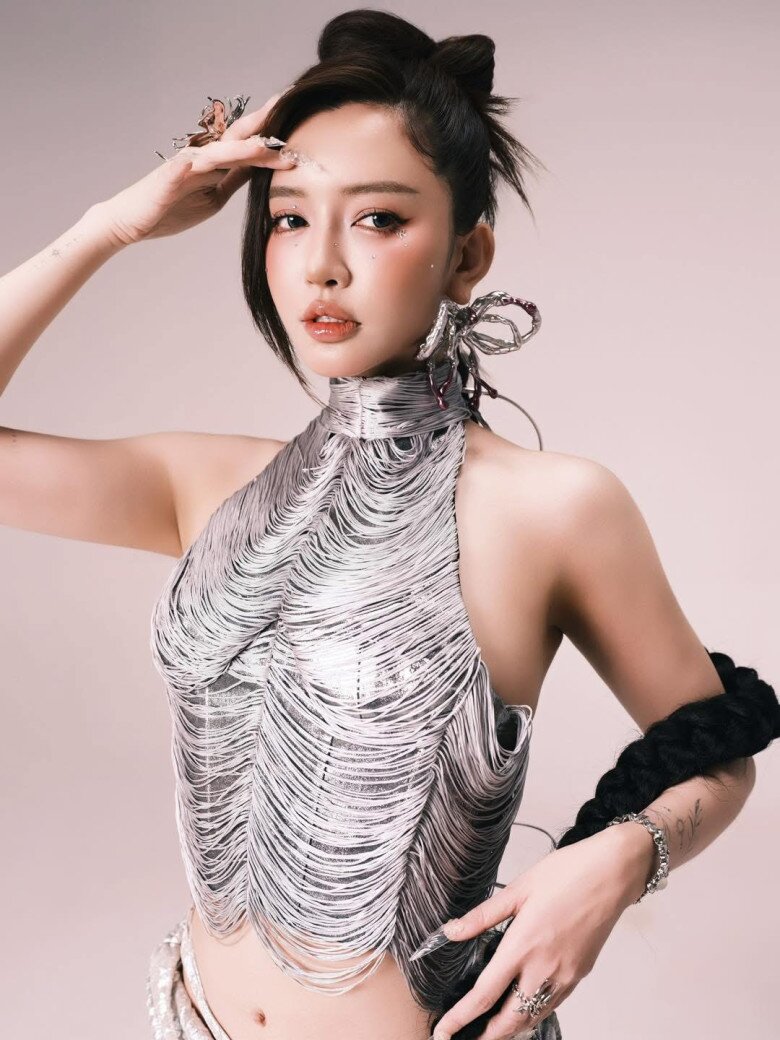 Bích Phương là nữ ca sĩ tươi trẻ nhờ nỗ lực tập luyện và ứng dụng công nghệ làm đẹp hiện đại.