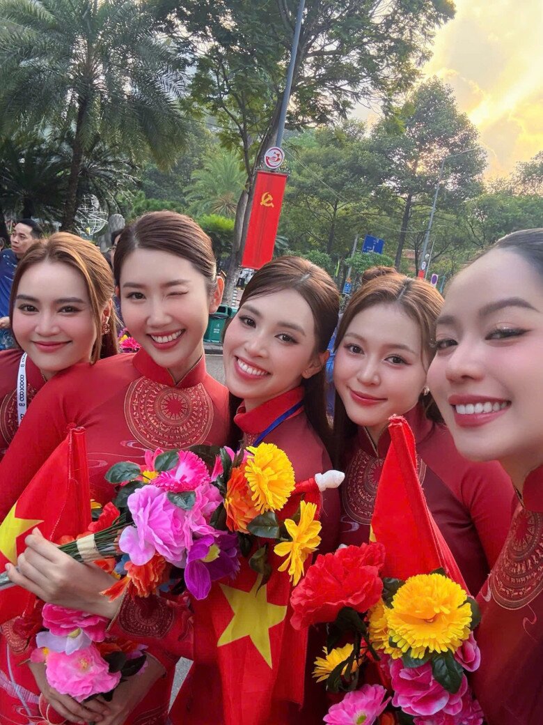 Thanh Thuỷ, Tiểu Vy, Kiều Duy chụp ảnh cùng hai diễn viên Lan Ngọc và Thuý Ngân.