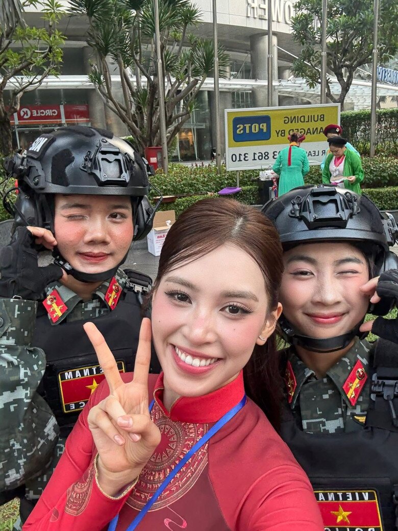 Hoa hậu Tiểu Vy chụp ảnh lưu niệm cùng các nữ chiến sĩ trong ngày diễu hành chính thức. Cô sẵn sàng đồng hành cùng Khối văn hóa, thể thao, truyền thông ở buổi diễu hành trong đại lễ kỷ niệm 50 năm Ngày Giải phóng miền Nam, thống nhất đất nước.