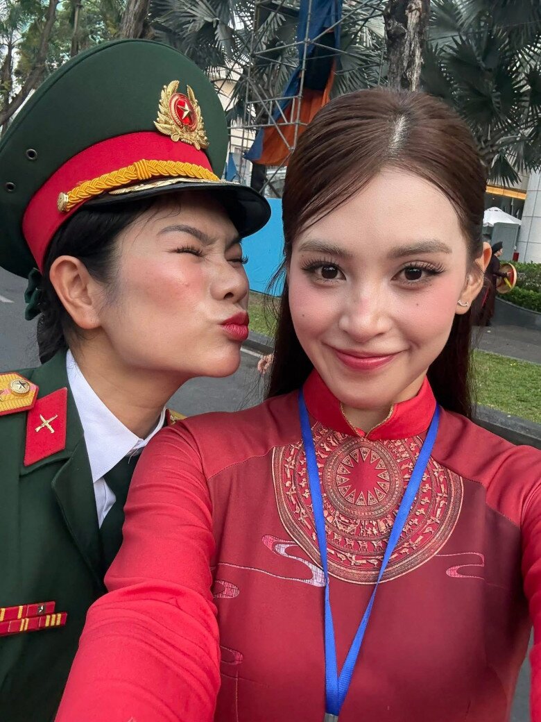 Mỹ nhân ngàn năm có một được nhiều chiến sĩ nhận ra và chụp ảnh cùng.