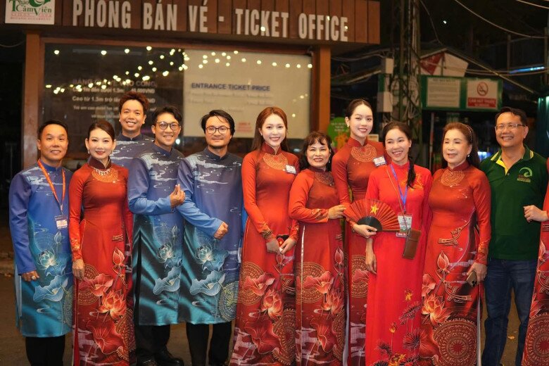 Các nàng hậu trang điểm từ lúc 12 giờ hơn và khoác lên người chiếc áo dài màu đỏ rực rỡ để sẵn sàng diễu binh cùng các tiền bối và các khối chiến sĩ khác.