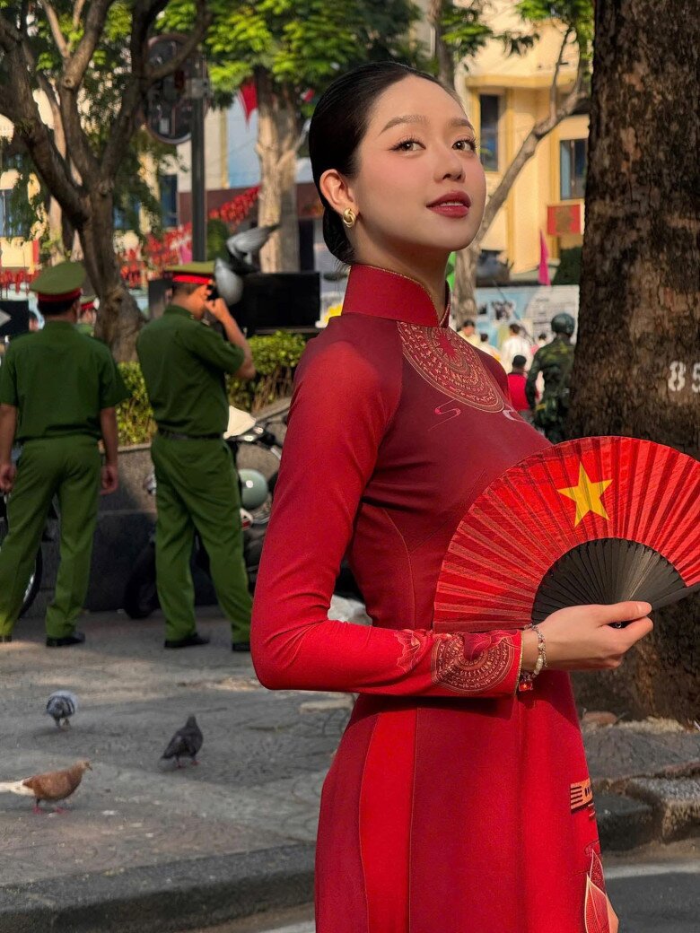 Nàng hậu được chuyên viên trang điểm Quân Nguyễn Pu Lê trang điểm và làm tóc chỉn chu trước khi tập hợp để tham gia diễu binh, ekip ở cạnh bên nhà cô nên khá tiện lợi.