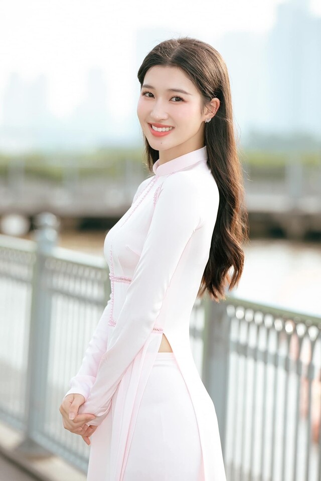 Vẻ đẹp của Á hậu 2 Miss World Vietnam 2022 từng được Hoa hậu Quốc tế Jasmin Selberg dành nhiều lời khen ngợi: Từ lần đầu tiên nhìn thấy Phương Nhi, tôi đã phải thốt lên: Bạn quá xinh đẹp! Tôi không thể ngừng nhìn vào bạn. 