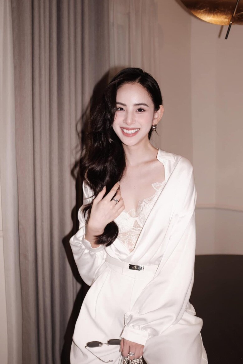 Nụ cười triệu view làm bao người xao xuyến. Để có nụ cười tự tin như thế nào, chắc chắn cô nàng đã phải chăm sóc răng miệng rất kỹ từ đánh răng đều đặn, sử dụng chỉ nha khoa, hạn chế các loại đồ uống có màu như cà phê, nước ngọt...