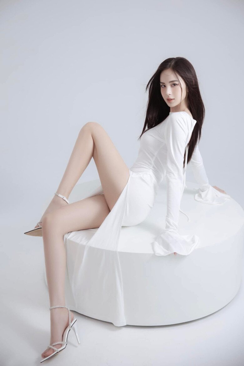 Sở hữu vóc dáng gợi cảm cùng khả năng cân mọi phong cách, Hương Liên trở thành gương mặt được nhiều nhãn hàng săn đón. 