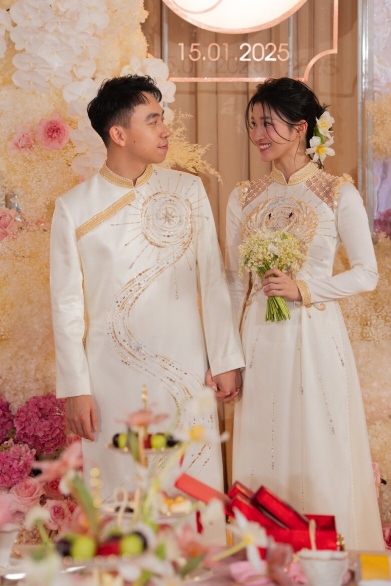 Phương Nhi bên ông xã thiếu gia trong lễ ăn hỏi đình đám khắp mạng xã hội.