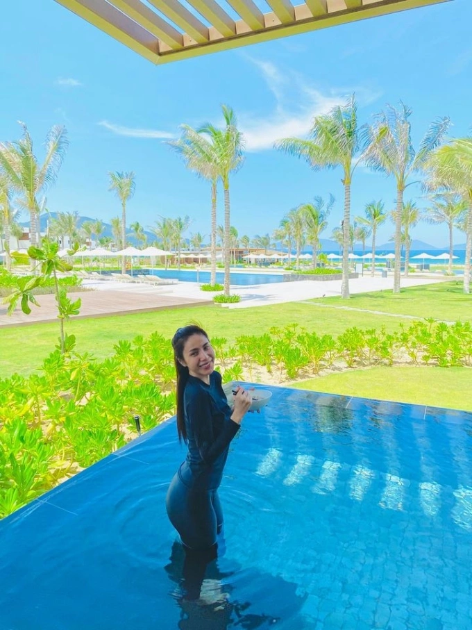 Thủy Tiên thường mua sắm những set đồ bơi kín cổng cao tường thế này đây.