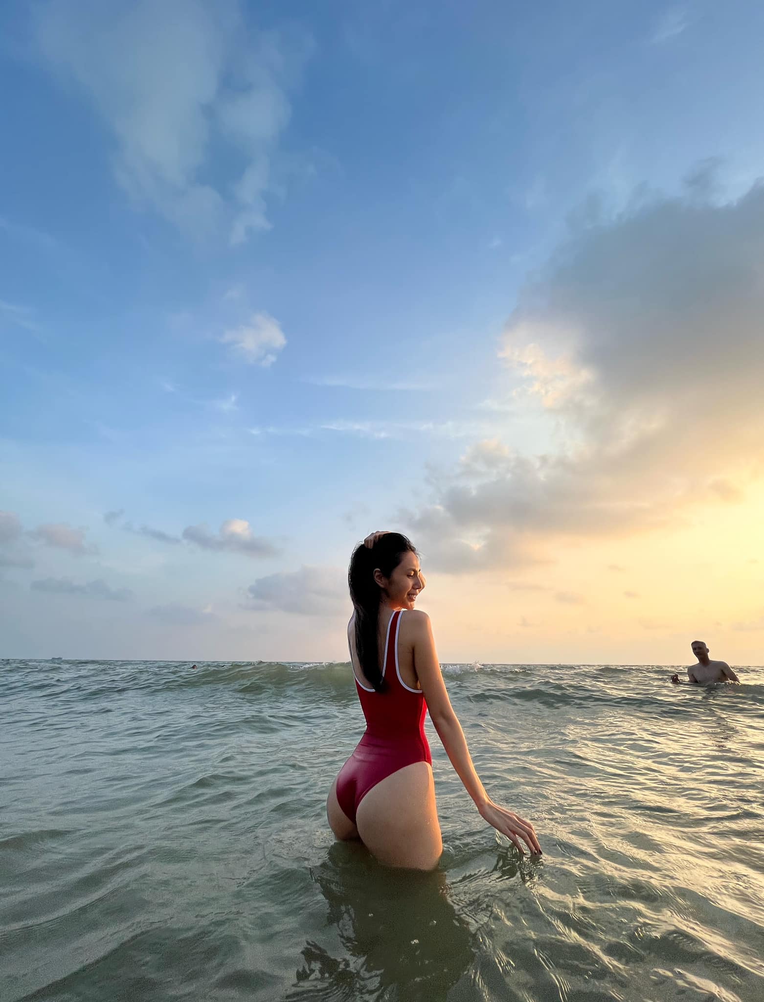 Công Vinh thường thích đi bơi cùng vợ trong những chuyến du lịch bên gia đình nhỏ.