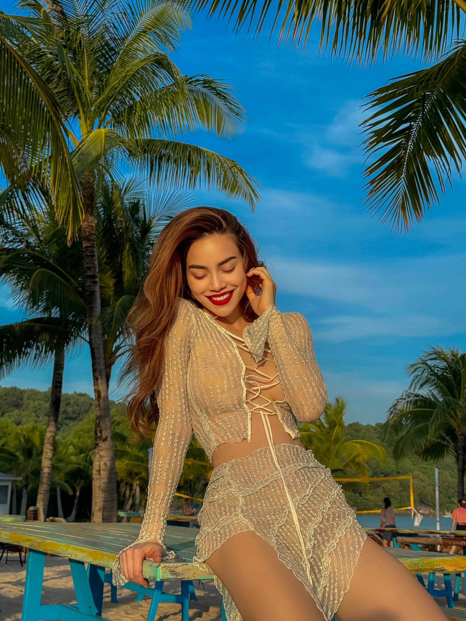 Style đi biển của 3 sao nữ đình đám: Người khoe dáng triệt để với bikini, người amp;#34;kín cổng cao tườngamp;#34; vẫn gây thương nhớ - 3