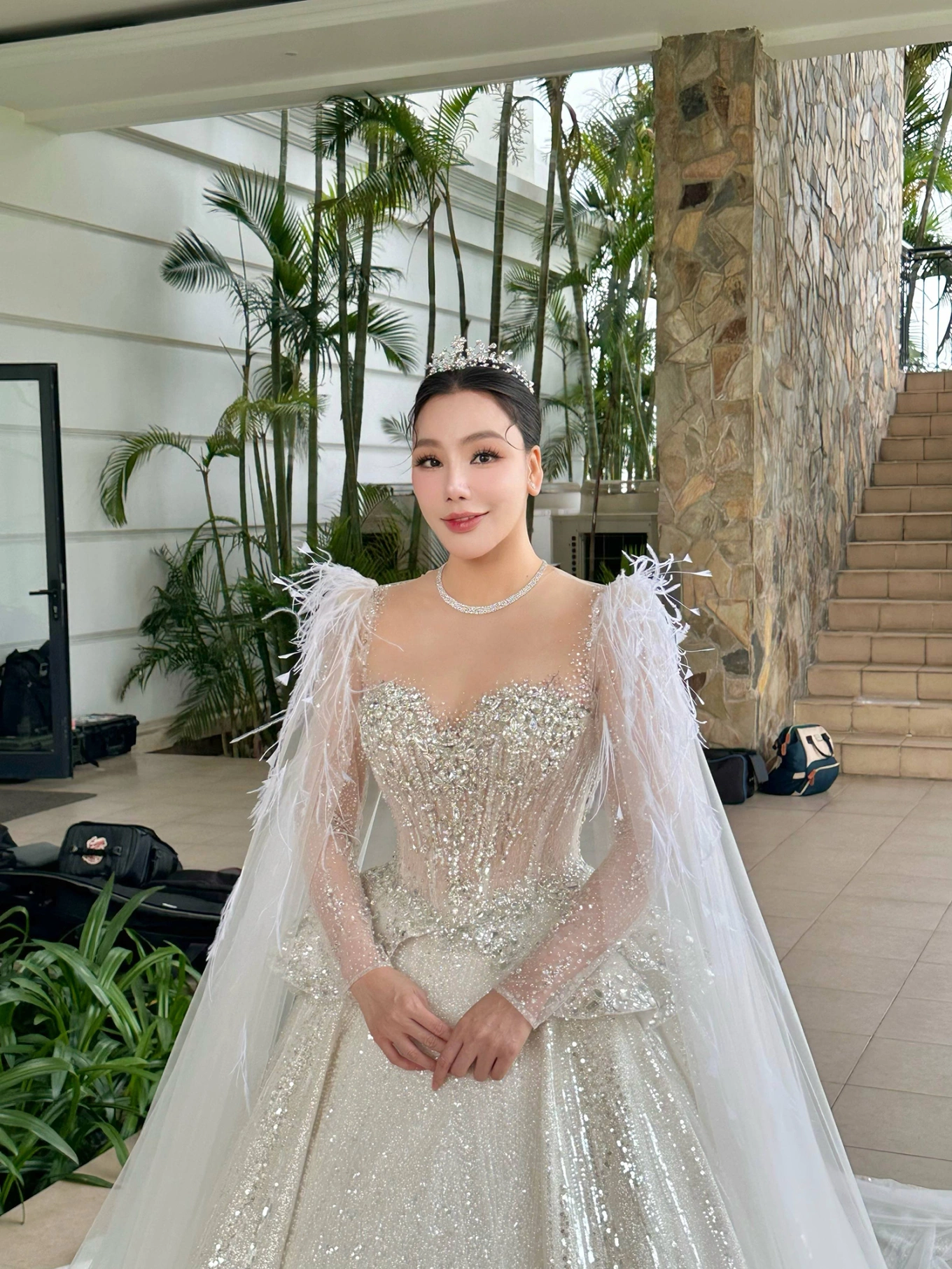 Hồ Quỳnh Hương xuất hiện lung linh với mẫu cưới hoành tráng và đẳng cấp.