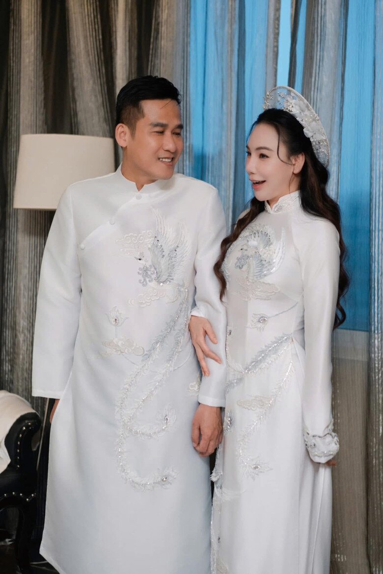 Hồ Quỳnh Hương và ông xã đồng điệu trong chiếc áo dài trang nhã.