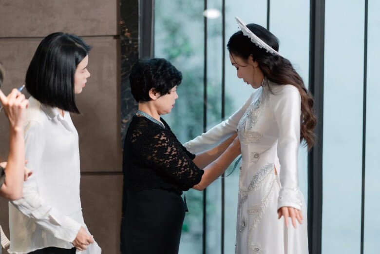 Cô được chuẩn bị và may đo kỹ càng.