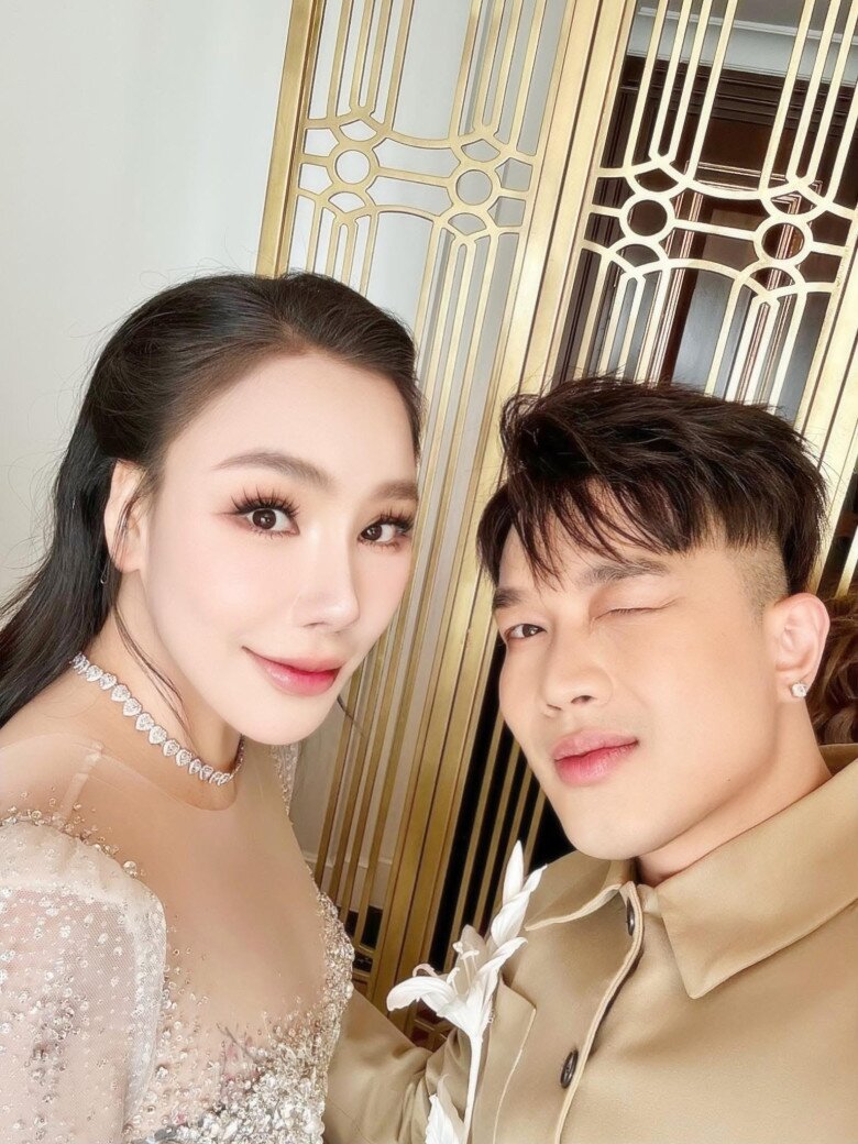 Lê Minh Ngọc chăm chút tỉ mỉ cho người chị ngày cưới.