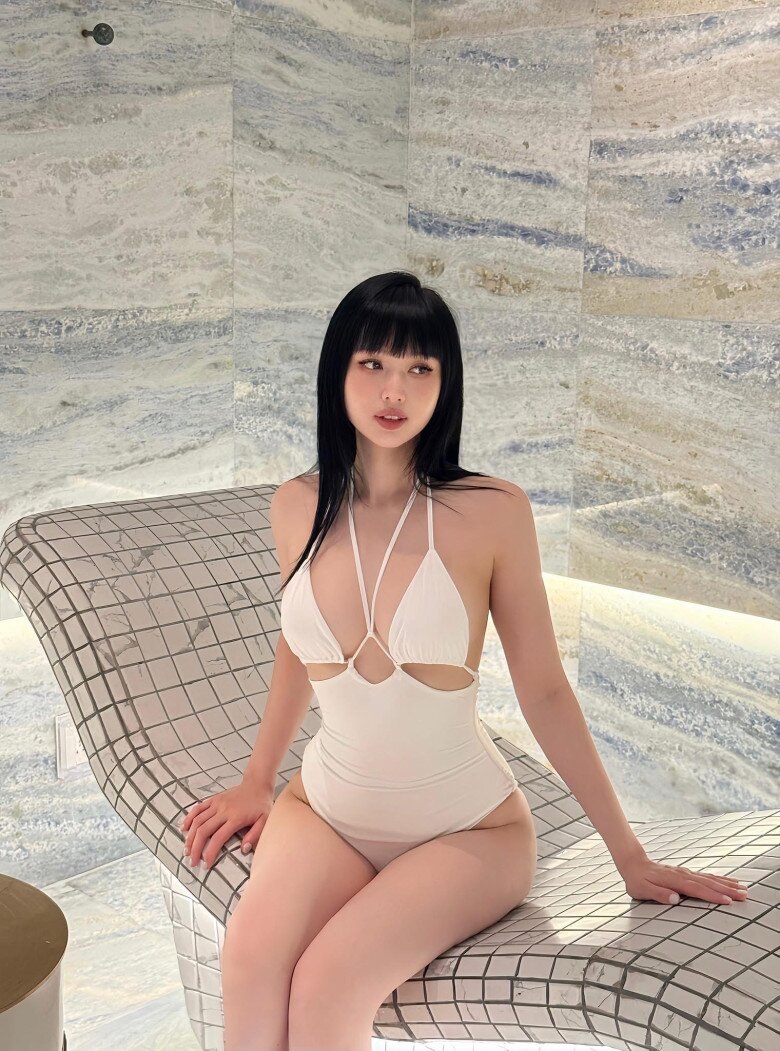 Những set đồ cô diện được mua trong những buổi mua sắm khi có thời gian trống.
