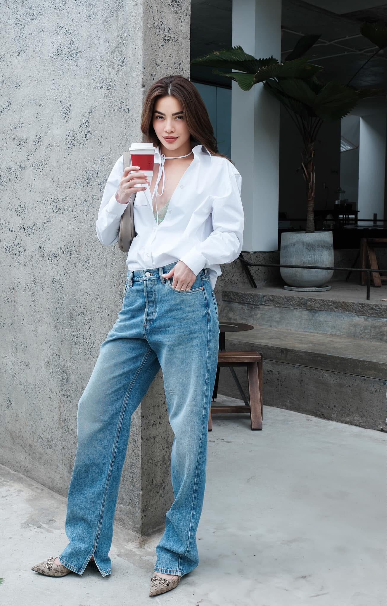Áo sơ mi trắng thanh lịch xẻ cổ sâu hút giúp cho bà mẹ ba con trở nên nổi bật và sang chảnh.