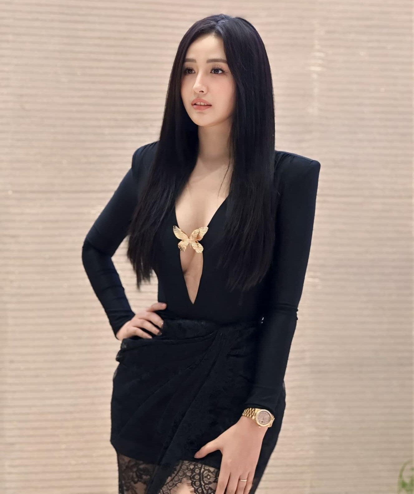 Tại đám cưới diễn viên Midu, Mai Phương Thúy tiếp tục gây ấn tượng khi kết hợp chiếc đồng hồ Rolex khoảng 1 tỷ đồng với đầm đen thanh lịch của nhà thiết kế Hà Thanh Việt.