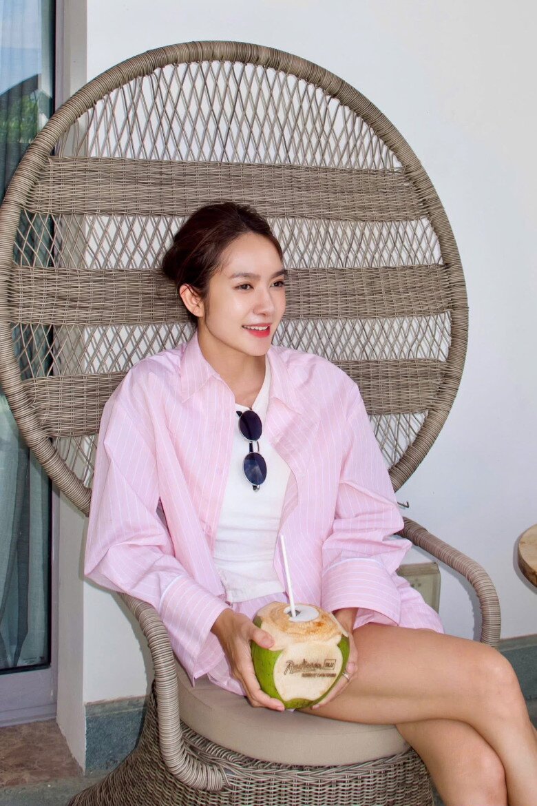 Không cần son phấn nhiều cô vẫn giữ được vẻ đẹp nổi bật.