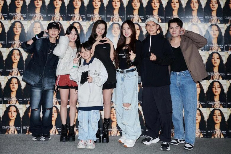 Khoảnh khắc gia đình Minh Hạ chụp ảnh cùng Jisoo bất ngờ trở thành chủ đề hot và được bàn luận trở lại, tâm điểm là nét đẹp của hai mỹ nhân trong cùng khung ảnh.