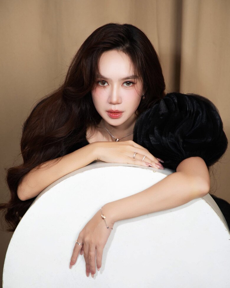 Cô luôn cập nhật các xu hướng thời trang, làm đẹp phù hợp để thêm toả sáng.