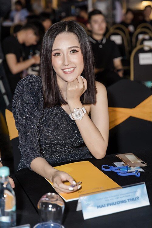 Mai Phương Thúy từng sang tận Singapore để tậu chiếc đồng hồ Hublot Big Bang Unico King Gold White. Mẫu đồng hồ này có mặt số tròn kích thước 45mm, chế tác từ vàng, titanium và kim cương có giá khoảng 1,1 tỷ đồng.