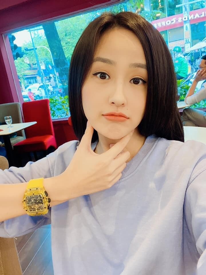 Trước đây, nàng hậu thường xuyên diện chiếc đồng hồ Hublot Spirit Of Big Bang Yellow Sapphire 42mm có giá khoảng 2,5 tỷ. Mẫu đồng hồ này có màu vàng trong suốt, được thiết kế tỉ mỉ, cách điệu với mặt số bằng tinh thể sapphire.