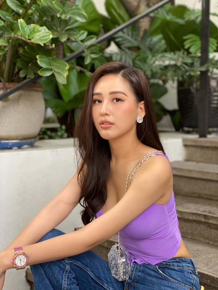Hublot là thương hiệu đồng hồ Thụy Sĩ rất được Mai Phương Thúy yêu thích. Người đẹp sinh năm 1988 còn có Hublot Big Bang King Gold Diamonds 44mm trị giá dao động khoảng 900 - 950 triệu đồng.
