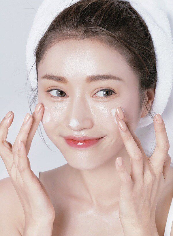 Nên tẩy trang giữa ngày và để da thông thoáng trong mát sau đó bôi thêm lại một lần nữa nhé.