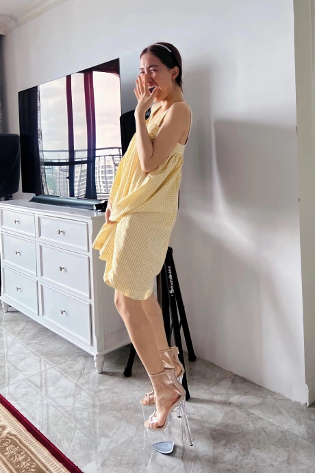 Hòa Minzy ướm thử đôi giày khủng nhất của cô dành để diện cùng váy áo dạ hội hoành tráng.