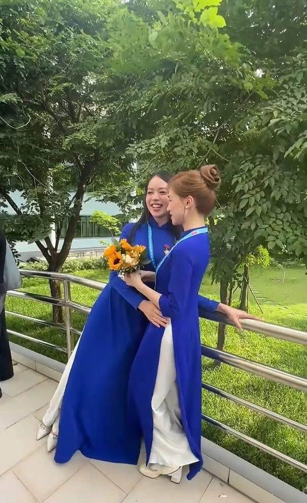 Và đây chính là hậu trường bức ảnh, Hòa Minzy ứng dụng giày bít mũi màu trắng, có thiết kế tinh giản và cao khoảng 5 phân để tiện trong việc di chuyển. Thay vào đó, Thanh Thủy rất tinh tế khi ngã người ra để chụp ảnh cùng đàn chị, tạo nên khung hình rất cân bằng.