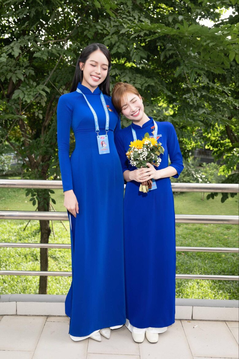 Còn đây mới chính là góc nhìn trực diện và thực tế của cả hai mỹ nhân, dẫu vậy ai cũng ghi điểm mạnh với mọi người xung quanh.