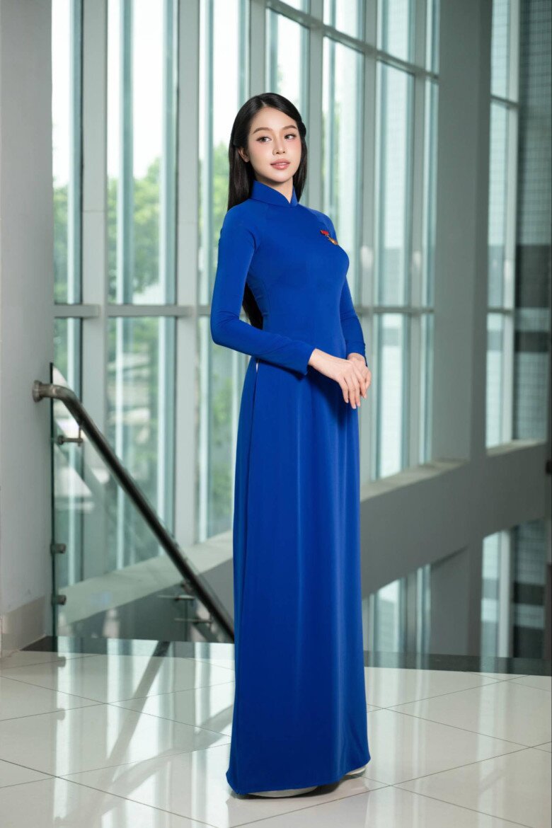 Mỹ nhân gen Z cũng chọn kiểu tóc xõa đơn giản, sáng mặt để tôn vinh vẻ đẹp nền nã.