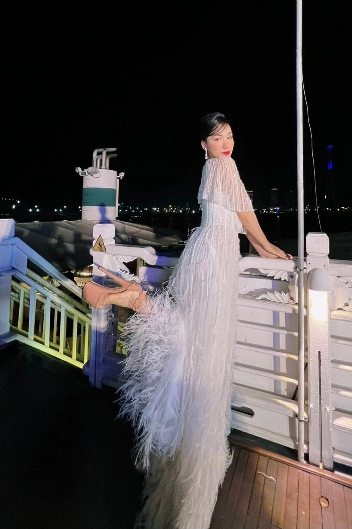 Mỹ nhân 9X làm ai cũng bật cười khi chứng minh khả năng đi giày cao gót thượng thừa với váy áo dài thướt tha.